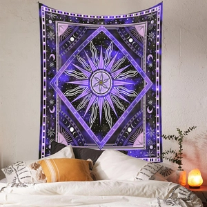 Wandteppich in Lila und Schwarz mit Astrologie-Sonne und Sternzeichen-Symbolen