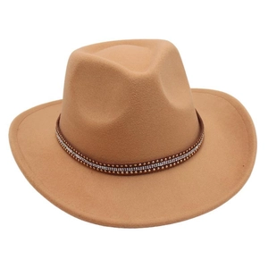 Dettaglio del cappello fedora in lana kaki con strass scintillanti e borchie dorate