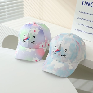 Dettaglio del ricamo unicorno e dei motivi pastello sui cappelli da baseball per bambini