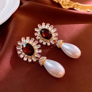 Boucles d'oreilles fleur vintage avec pierre rouge et perle au style de luxe français