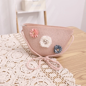 Sac bandoulière en paille rose avec fleurs décoratives et fermeture pour enfants