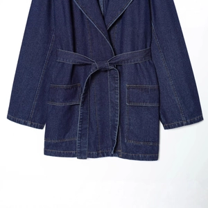 Veste longue en jean bleu foncé pour femme avec ceinture à nouer et grandes poches cargo