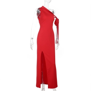 Détail de la robe de soirée rouge à une épaule avec fente haute et taille plissée
