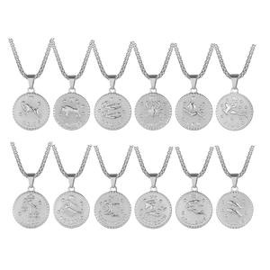 Set aus zwölf Tierkreiszeichen-Reliefanhängern an Edelstahlketten in silbernem Finish