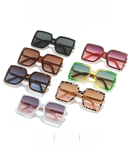 Collection de lunettes de soleil carrées oversize en noir, écaille et dégradé de couleurs