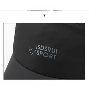 Dettaglio del tessuto mesh traspirante e logo SDSRUI SPORT su berretto da baseball nero