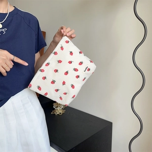 Détail de la pochette en velours côtelé avec imprimé fraise et fermeture éclair