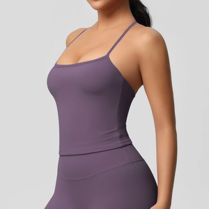 Dettaglio del set da yoga viola con spalline sottili e leggings a vita alta sportivo