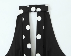 Détail macro du haut licou sexy avec motif à pois et nœud papillon noir et blanc