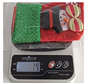 Detail der kreativen Weihnachtsstrumpf-Geschenktüte mit 14g Gewicht auf Waage