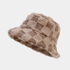 Dettaglio della trama del cappello alla pescatora a scacchi in peluche beige e marrone
