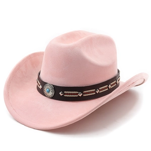 Dettaglio cappello cowboy rosa con cinturino etnico intrecciato e borchia turchese