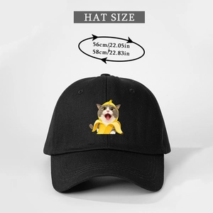 Detail der Bananen-Katzen-Stickerei auf einer schwarzen Baumwoll-Baseballkappe für Erwachsene