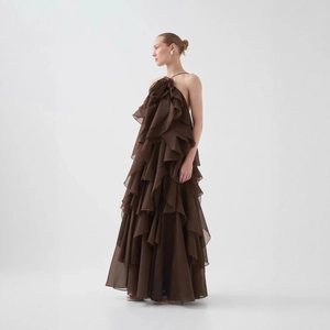 Elegante abito lungo marrone scuro a balze con scollo all'americana e fiori 3D sul collo