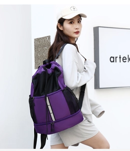 Dettaglio dello zaino viola impermeabile con coulisse e striscia riflettente di sicurezza