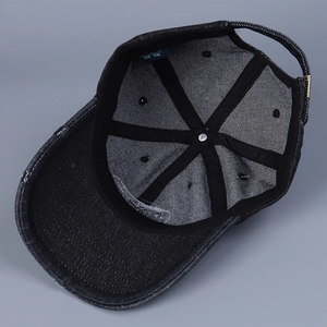 Vista dettagliata dell'interno di un cappellino in denim lavato con cuciture rinforzate