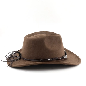 Detail eines dunkelbraunen Wildleder-Cowboyhuts mit Lederband und Silberornamenten