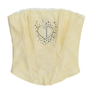 Vue détaillée d'un corset crème avec bordure en dentelle et décor de cœur en strass