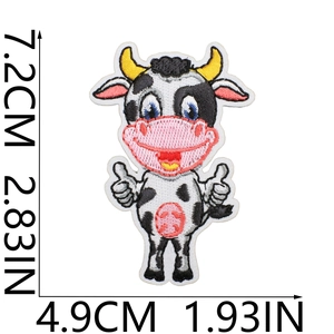 Toppa ricamata a forma di mucca cartoon di 7,2 cm x 4,9 cm mostrata in vista macro dettagliata