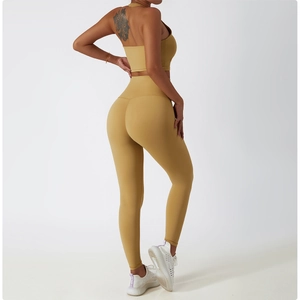 Détail du haut de yoga à dos croisé et legging taille haute en tissu sportif jaune moutarde