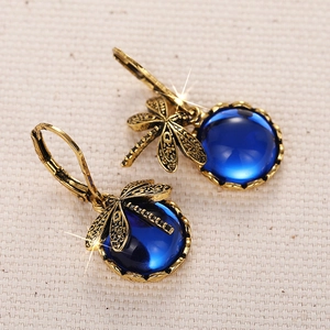 Detailansicht der Vintage-Libellen-Ohrringe in Gold mit runden dunkelblauen Schmucksteinen