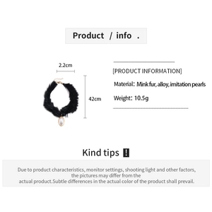 Détail du choker en fourrure de vison avec perle incluant dimensions et poids