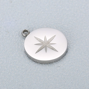 Pendentif circulaire en acier inoxydable avec gravure d'étoile et finition polie