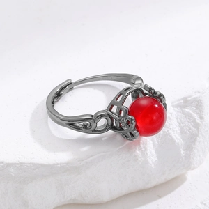 Makroaufnahme eines Vintage-Rings mit großem rotem Edelstein und filigraner Metallverzierung