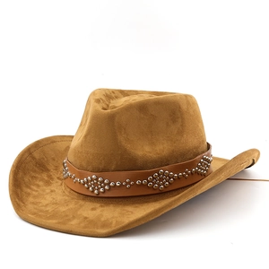 Chapeau de cowboy marron en daim avec bande cloutée, vue de côté sous un angle de 45 degrés