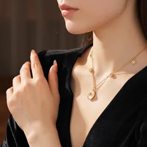 Collana ovale in madreperla placcata oro 18K con piccoli ciondoli a stella da donna