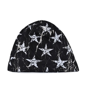 Détail du tissu du bonnet avec imprimé pentagramme blanc et texture marbre