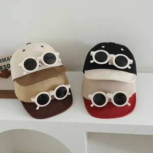 Ensemble casquette bébé et lunettes de soleil avec lunettes d'aviateur sur bord souple