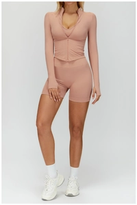Détail d'un ensemble de sport rose avec passe-pouces et short côtelé sans couture