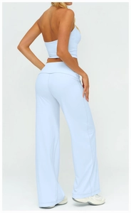 Vue arrière d'un ensemble de yoga bleu clair avec haut dos nu et pantalon évasé