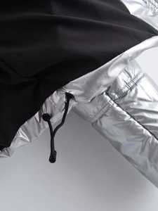 Détail de couture en tissu argenté métallique et noir avec cordon de serrage réglable