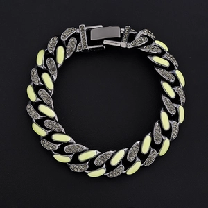 Panzerarmband in Gunmetal-Finish mit funkelnden Kristallen und gelben Emaille-Akzenten