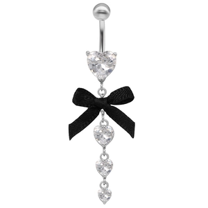 Détail du piercing de nombril en argent avec quatre zircons cœur et nœud noir