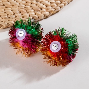 Nahaufnahme bunter Lametta-Pompon-Ohrringe mit Metallfolie und sicherem Steckverschluss