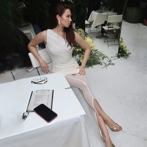 Détail de legging en résille blanche avec découpes et mini robe froncée pour femme