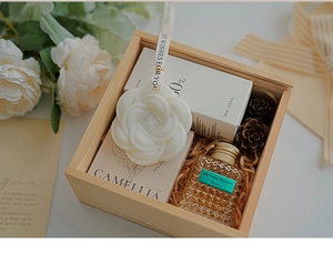 Set regalo squisito con tavoletta di cera alla camelia e olio essenziale in scatola legno