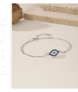 Vue macro du bracelet S925 argent Mauvais Œil avec pierres bleues et zircons blancs