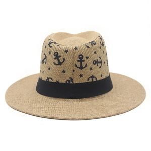 Vue détaillée du chapeau de paille avec motifs d'ancre et ruban noir pour l'été