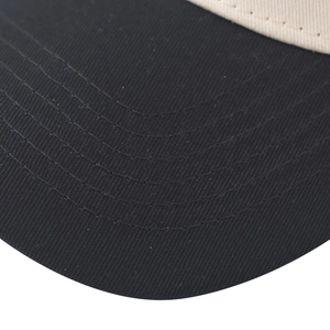 Détail de la visière de casquette en sergé de coton avec des coutures parallèles précises