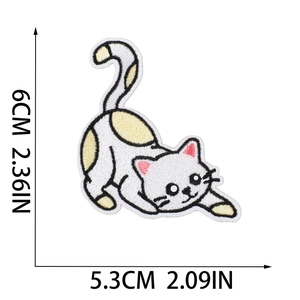 Close-up of white cartoon cat embroidery patch with precise 6x5.3cm dimension guides