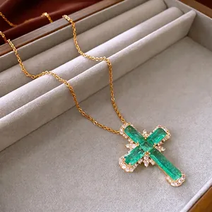 Collier pendentif croix dorée vintage avec pierres vert émeraude et zircons brillants