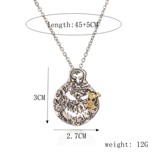 Close-up of punk skull pendant with dimensions 3x2.7cm and 45+5cm chain details