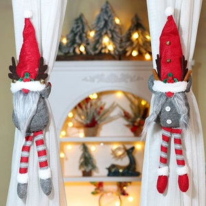Detail von Weihnachts-Gnom-Gardinenhaltern mit Rentiergeweih und Streifenbeinen