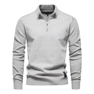 Détail du pull en maille grise montrant le col zippé et la texture du tissu