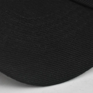 Detailansicht der schwarzen Sonnenkappe mit Twill-Struktur und feinen Nähten aus Polyester