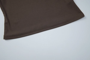 Makroaufnahme von dunkelbraunem Rippstrickstoff mit professioneller Doppelnadel-Saumkante